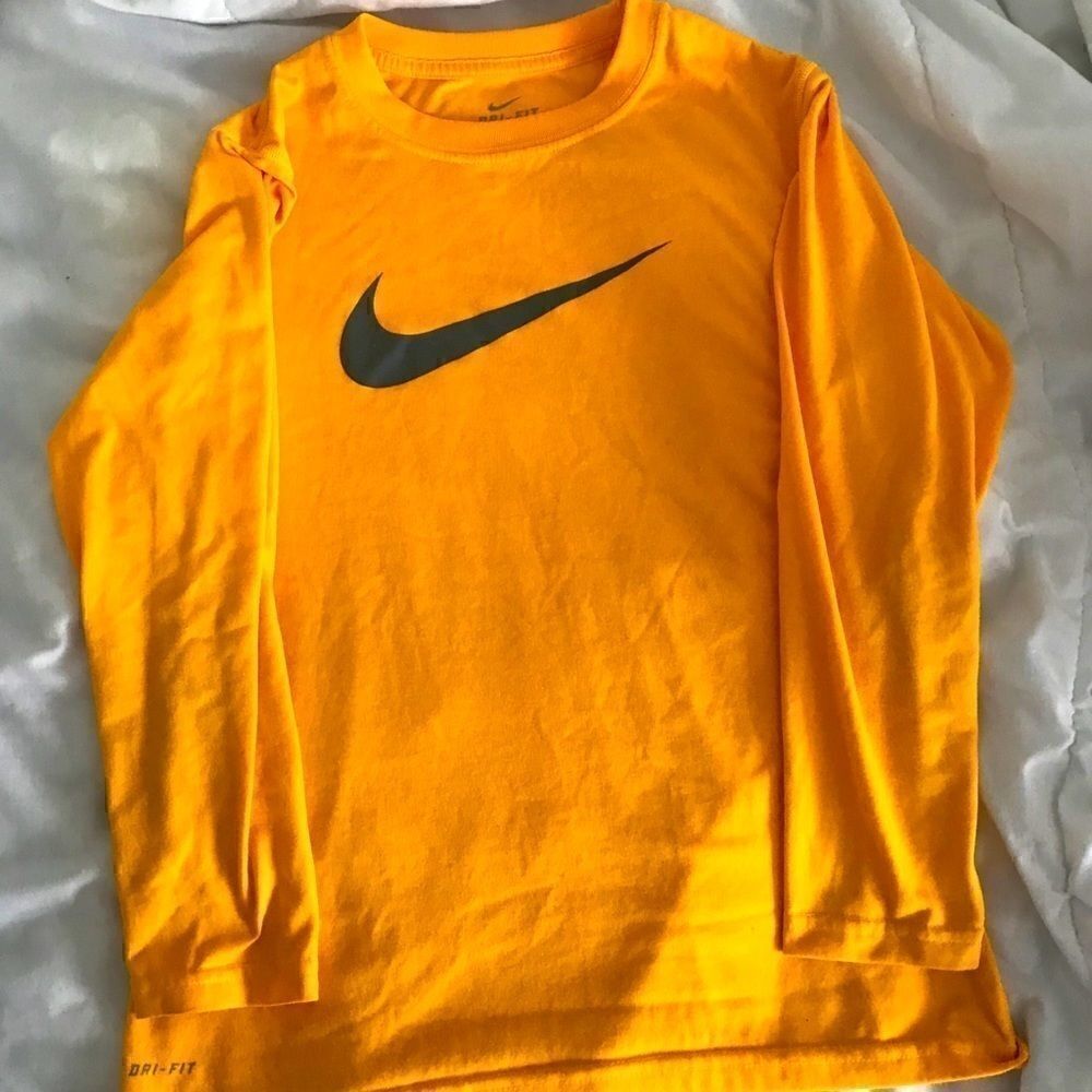 NikeāboysāathleticāT-shirtĀ longāsleeveāsizeāM